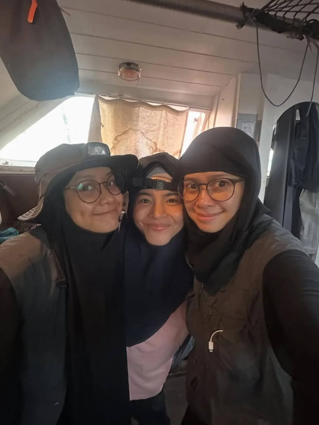 Ibu Bapa Tabah & Cekal Relakan 2 Puteri Sertai GSF, Heliza & Hazwani Helmi, “Reda Mama Abah Jadi Payung Penyelamat Kami!” 21 Ibu Bapa Tabah & Cekal Relakan 2 Puteri Sertai GSF, Heliza & Hazwani Helmi, “Reda Mama Abah Jadi Payung Penyelamat Kami!”