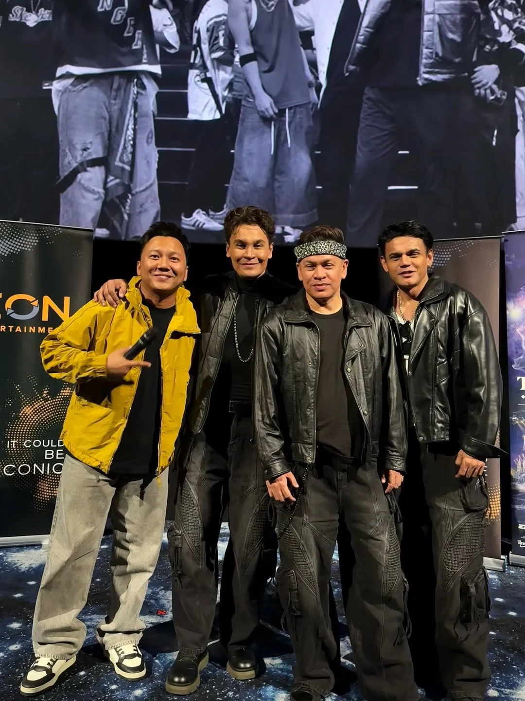 Tetap ‘Dating’ Walau Hampir 26 Tahun Kahwin, Kemesraan Edry & Milia Serta Sikap Optimis Mereka Ada Anak Istimewa Cetus Inspirasi! 56 Tetap ‘Dating’ Walau Hampir 26 Tahun Kahwin, Kemesraan Edry & Milia Serta Sikap Optimis Mereka Ada Anak Istimewa Cetus Inspirasi!