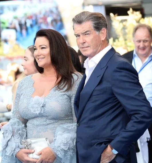 24 Tahun Kahwin, ‘James Bond’ Ini Tetap Setia & Terpikat Dengan Isteri Jelitanya Meski Dah Berusia 56 24 Tahun Kahwin, ‘James Bond’ Ini Tetap Setia & Terpikat Dengan Isteri Jelitanya Meski Dah Berusia