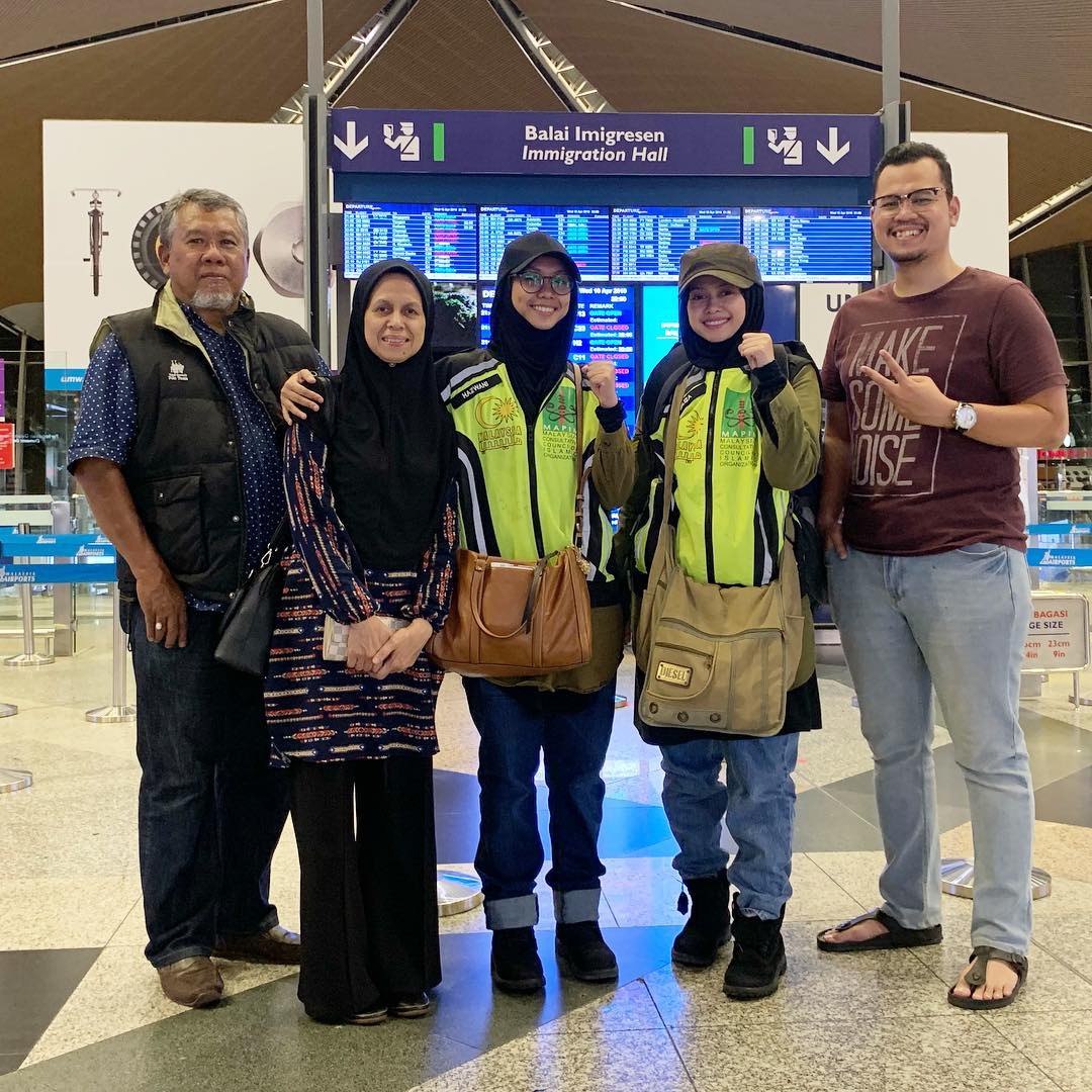 Ibu Bapa Tabah & Cekal Relakan 2 Puteri Sertai GSF, Heliza & Hazwani Helmi, “Reda Mama Abah Jadi Payung Penyelamat Kami!”