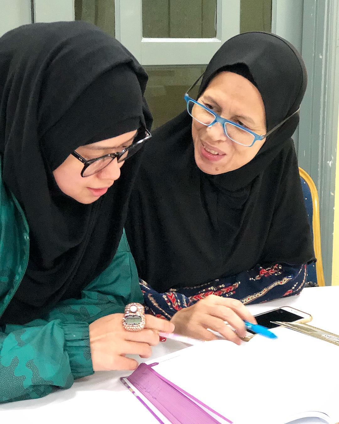 Ibu Bapa Tabah & Cekal Relakan 2 Puteri Sertai GSF, Heliza & Hazwani Helmi, “Reda Mama Abah Jadi Payung Penyelamat Kami!”