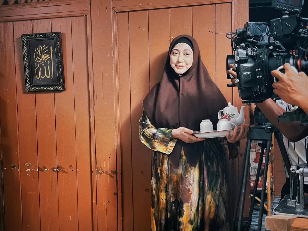 Tak Mekap Tebal Pun Terserlah Cantik, Wajah Awet Muda Tengku Sariza Usia 52 Tahun Raih Pujian!