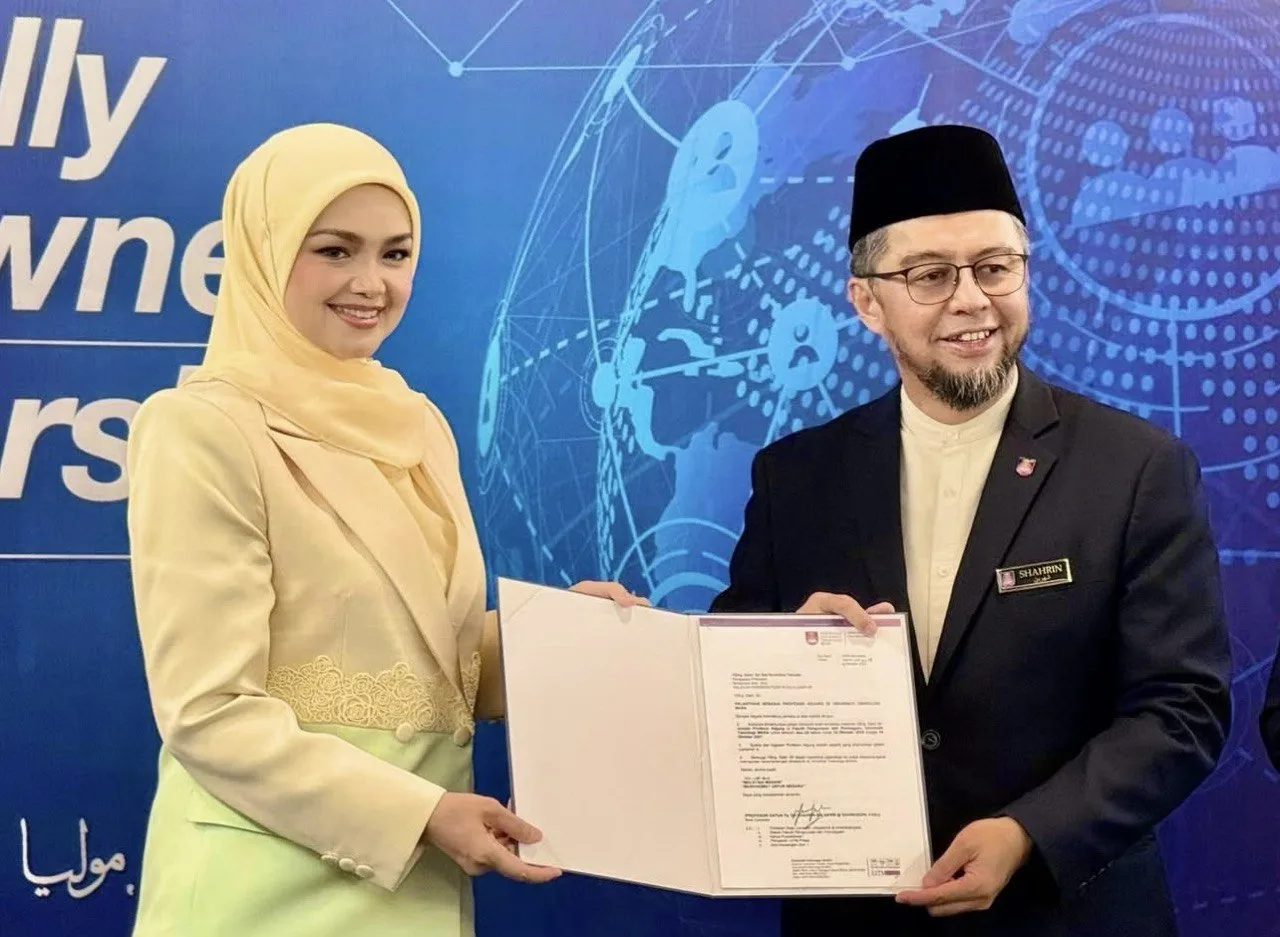 "Inspirasi Usahawan Muda & Mahasiswa" Dato' Sri Siti Nurhaliza Dilantik Sebagai Profesor Adjung UiTM 9 “Inspirasi Usahawan Muda & Mahasiswa” Dato’ Sri Siti Nurhaliza Dilantik Sebagai Profesor Adjung UiTM