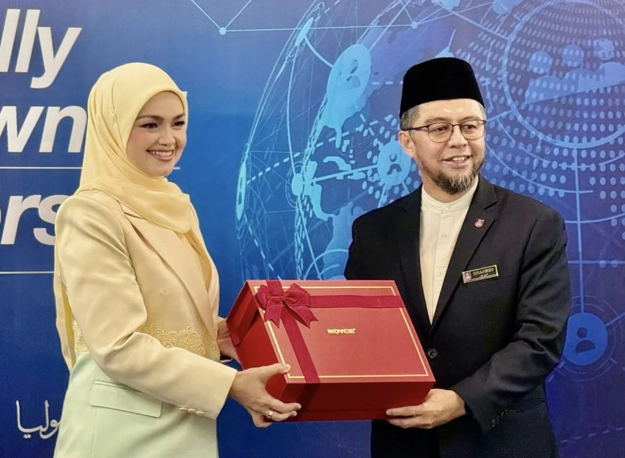 "Inspirasi Usahawan Muda & Mahasiswa" Dato' Sri Siti Nurhaliza Dilantik Sebagai Profesor Adjung UiTM 14 “Inspirasi Usahawan Muda & Mahasiswa” Dato’ Sri Siti Nurhaliza Dilantik Sebagai Profesor Adjung UiTM