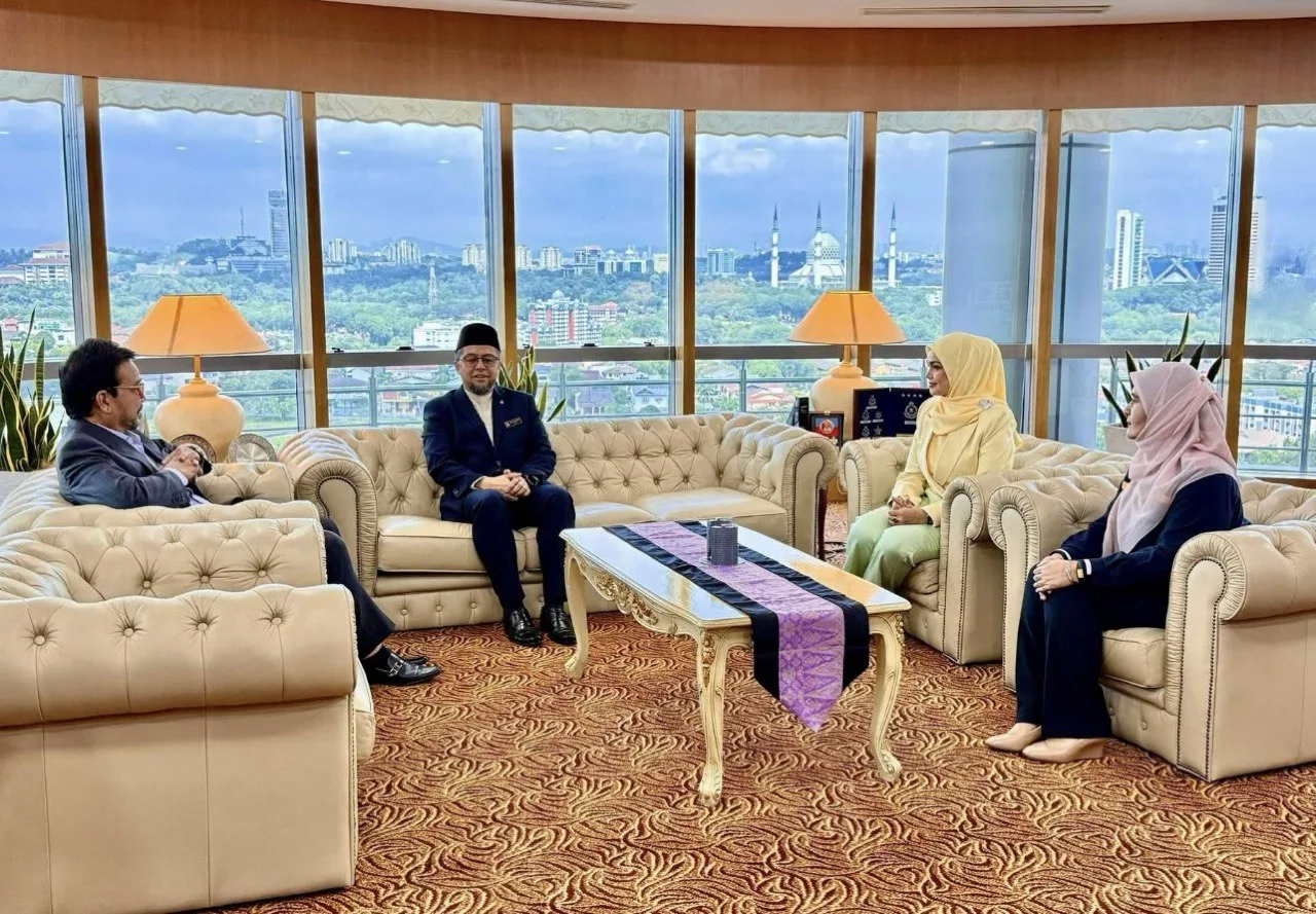 "Inspirasi Usahawan Muda & Mahasiswa" Dato' Sri Siti Nurhaliza Dilantik Sebagai Profesor Adjung UiTM 15 “Inspirasi Usahawan Muda & Mahasiswa” Dato’ Sri Siti Nurhaliza Dilantik Sebagai Profesor Adjung UiTM