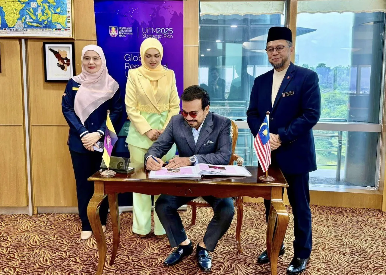 "Inspirasi Usahawan Muda & Mahasiswa" Dato' Sri Siti Nurhaliza Dilantik Sebagai Profesor Adjung UiTM 12 “Inspirasi Usahawan Muda & Mahasiswa” Dato’ Sri Siti Nurhaliza Dilantik Sebagai Profesor Adjung UiTM