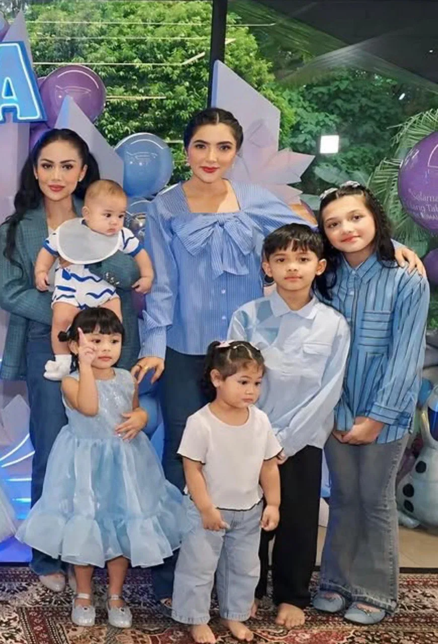 Gaya Kasual Dua Nenek Jelita, Krisdayanti & Ashanty Ketika Meraikan Bersama Ulang Tahun Cucu Mereka 15 Gaya Kasual Dua Nenek Jelita, Krisdayanti & Ashanty Ketika Meraikan Bersama Ulang Tahun Cucu Mereka