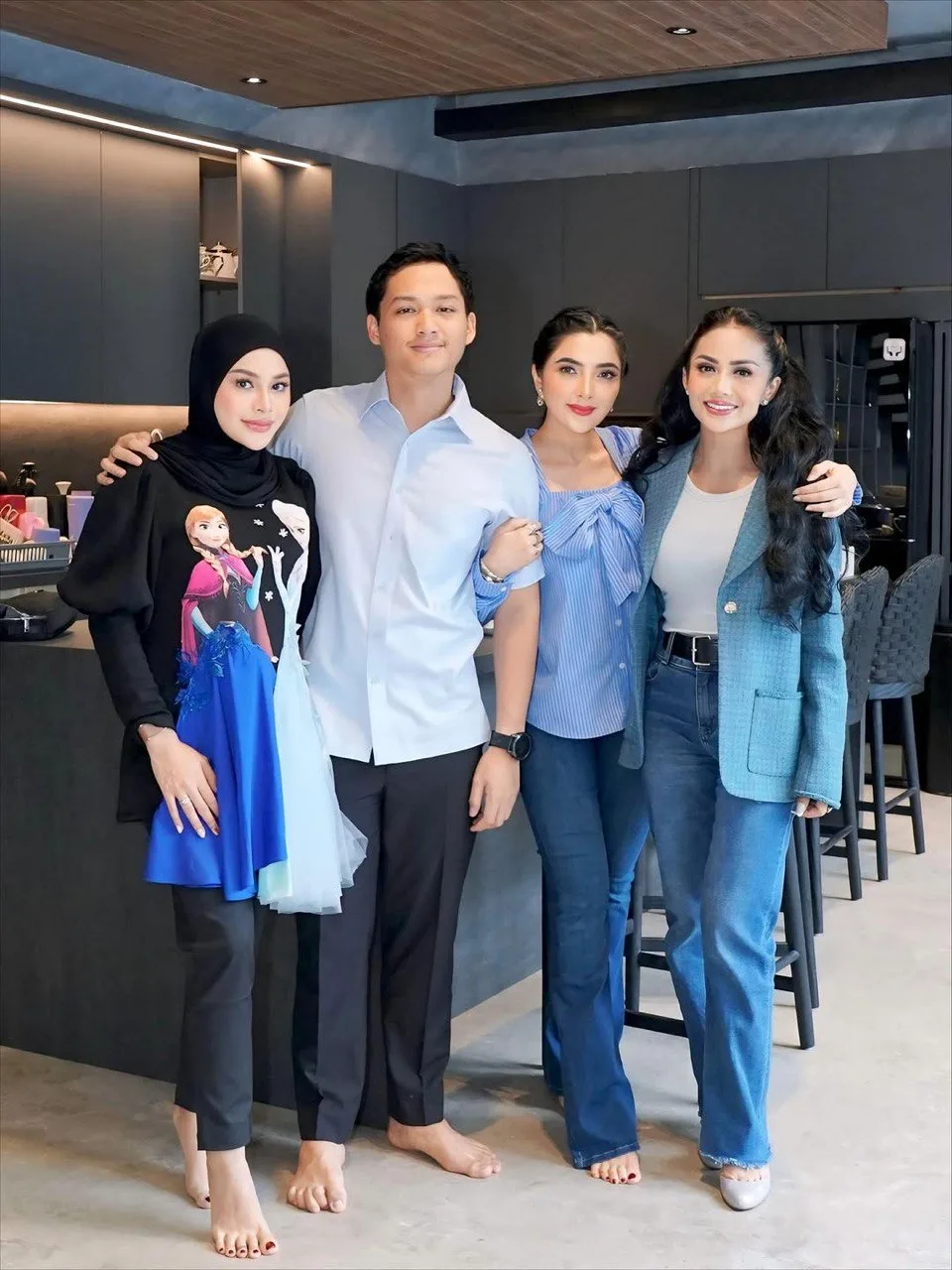 Gaya Kasual Dua Nenek Jelita, Krisdayanti & Ashanty Ketika Meraikan Bersama Ulang Tahun Cucu Mereka 9 Gaya Kasual Dua Nenek Jelita, Krisdayanti & Ashanty Ketika Meraikan Bersama Ulang Tahun Cucu Mereka