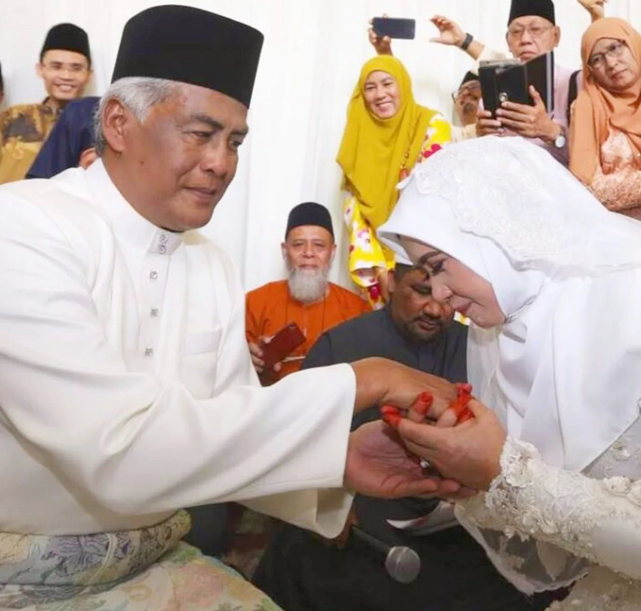 Usia Perkahwinan Cecah 8 Tahun, Ucapan Manis Datuk Jalaludin Hassan Buat Isteri Sempena ‘Anniversary’ Buat Ramai Terharu