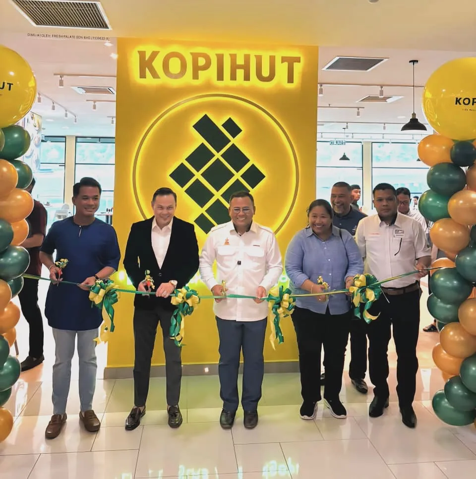 Miliki 12 Cawangan Kedai Kopi, Adam Corrie Terima Anugerah Tokoh Muallaf Atas Kejayaan Dalam Bisnes!