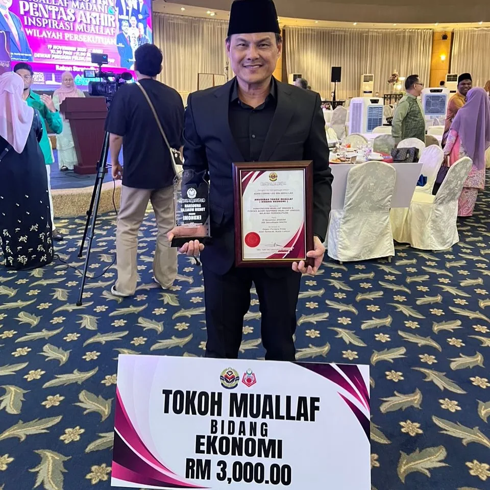 Miliki 12 Cawangan Kedai Kopi, Adam Corrie Terima Anugerah Tokoh Muallaf Atas Kejayaan Dalam Bisnes!