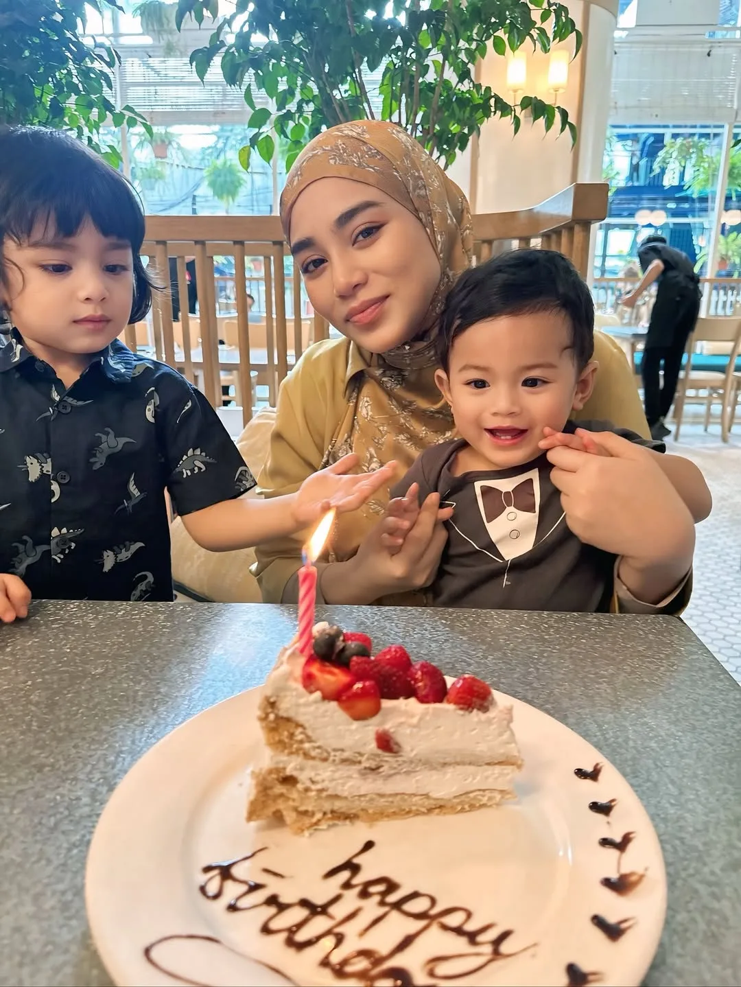 “Allah Is So Kind To Me,” Genap Usia 33 & Bakal Lahirkan Anak Ke-3, Uyaina Arshad Luah Rasa Syukur! 14 “Allah Is So Kind To Me,” Genap Usia 33 & Bakal Lahirkan Anak Ke-3, Uyaina Arshad Luah Rasa Syukur!