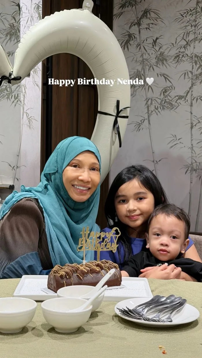 Datin Sri Muhaini Zainal Abidin Bahagia Sambut Hari Jadi ke-64 Dikelilingi Anak Cucu