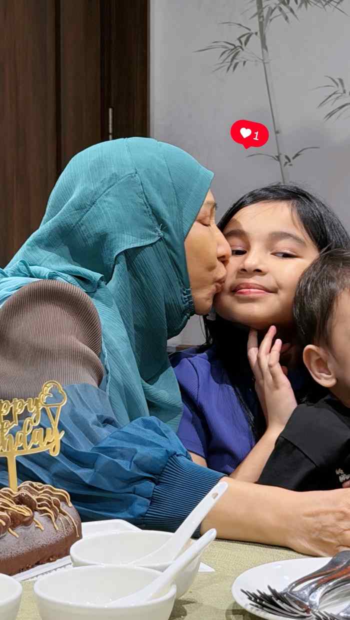 Datin Sri Muhaini Zainal Abidin Bahagia Sambut Hari Jadi ke-64 Dikelilingi Anak Cucu