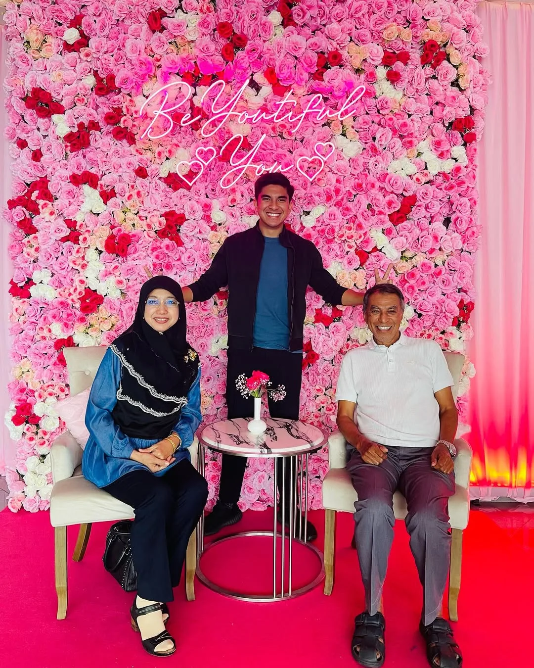 Di Rumah Pun Tetap Berhias Cantik Untuk Suami, Shariffah Mahani Cukup Jaga Penampilan Walau Usia 65!