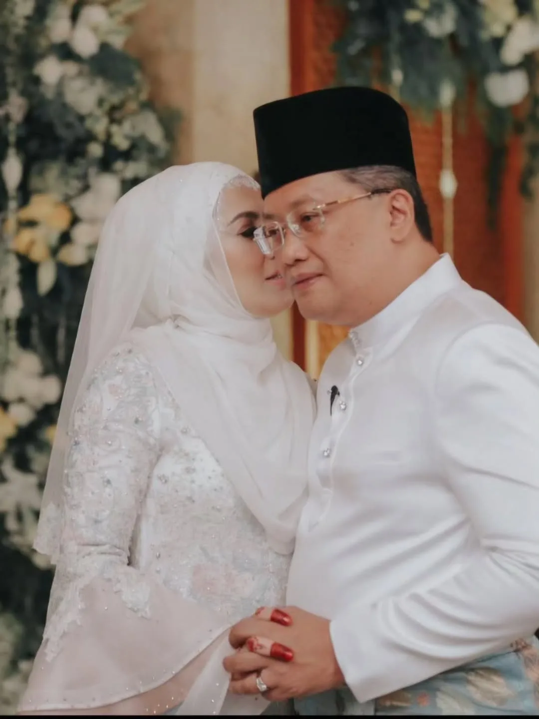 “Happy Wedding Anniversary, My Love!” Rai Anniversary, Vie Shantie Syukur Jadi Isteri Datuk Seri Abdul Rahman! 13 “Happy Wedding Anniversary, My Love!” Rai Anniversary, Vie Shantie Syukur Jadi Isteri Datuk Seri Abdul Rahman!