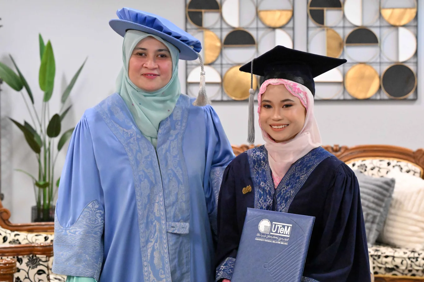 Kebanggaan ‘Laoshi’ Rohana Kini Bergelar Graduan Dengan Keputusan Cemerlang!