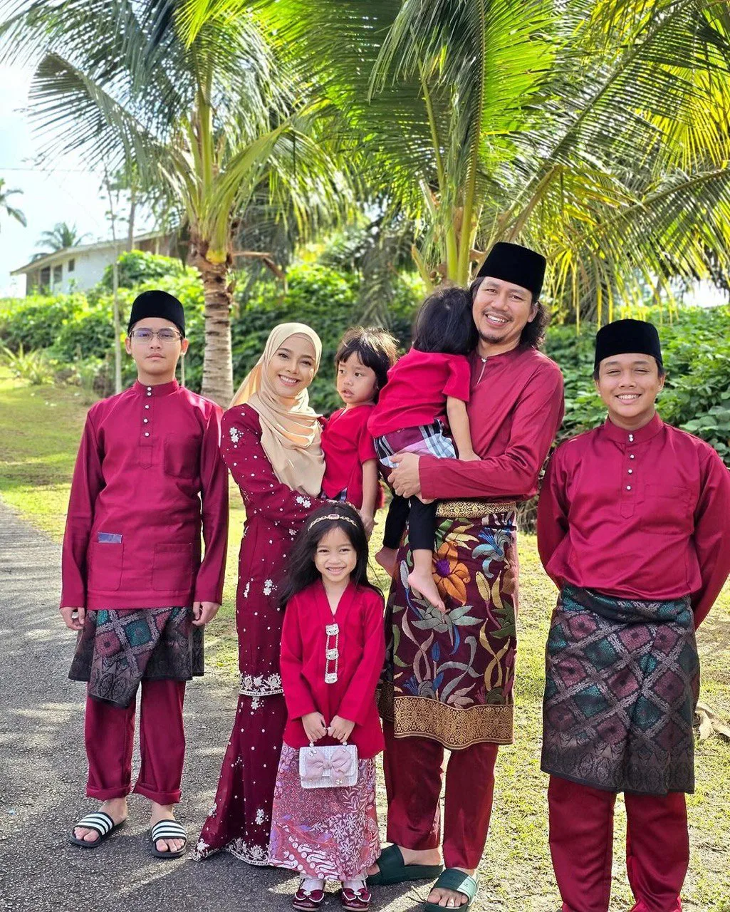 Genap 41 Tahun, Sari Yanti Titip Pesanan Buat Diri “Semakin Rapat Dengan Kematian. Semoga Dikurniakan Husnul Khatimah.” 12 Genap 41 Tahun, Sari Yanti Titip Pesanan Buat Diri “Semakin Rapat Dengan Kematian. Semoga Dikurniakan Husnul Khatimah.”