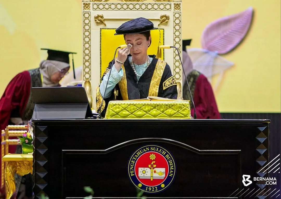 Air Mata Tuanku Zara Di Pentas Konvokesyen Ijazah Anumerta Buat Arwah Nurly & Fatin 10 Air Mata Tuanku Zara Di Pentas Konvokesyen Ijazah Anumerta Buat Arwah Nurly & Fatin