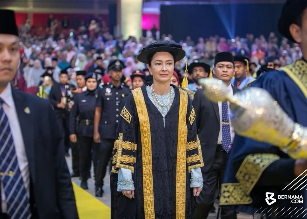 Air Mata Tuanku Zara Di Pentas Konvokesyen Ijazah Anumerta Buat Arwah Nurly & Fatin