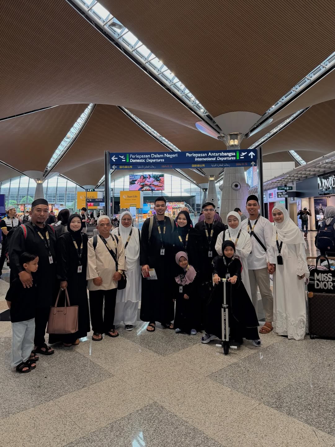 “Bawa Semua Family Ke Tanah Suci,” Usahawan Sukses Leeyana Rahman Tunai Nazar Lepas Ayahnya Kembali Sihat!