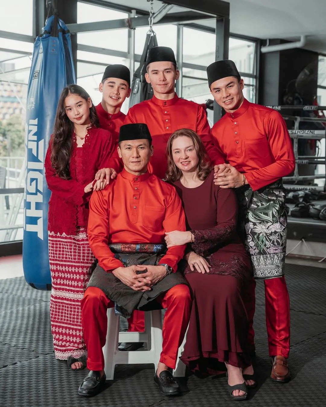 Pesona Ibu Johan Ghazali Asal Amerika, Jennana Johnson ‘Fit’ Usia 40an & Bekas Jaguh Muay Thai!