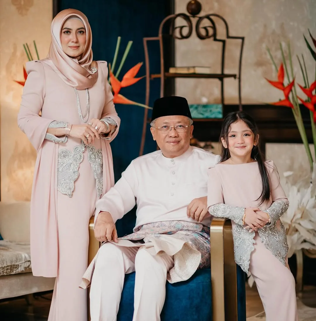 “Happy Wedding Anniversary, My Love!” Rai Anniversary, Vie Shantie Syukur Jadi Isteri Datuk Seri Abdul Rahman! 15 “Happy Wedding Anniversary, My Love!” Rai Anniversary, Vie Shantie Syukur Jadi Isteri Datuk Seri Abdul Rahman!