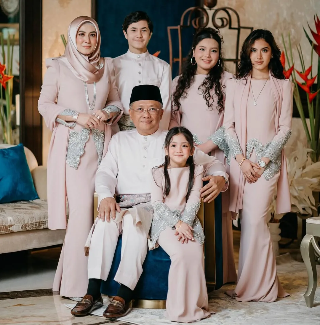 “Happy Wedding Anniversary, My Love!” Rai Anniversary, Vie Shantie Syukur Jadi Isteri Datuk Seri Abdul Rahman! 19 “Happy Wedding Anniversary, My Love!” Rai Anniversary, Vie Shantie Syukur Jadi Isteri Datuk Seri Abdul Rahman!