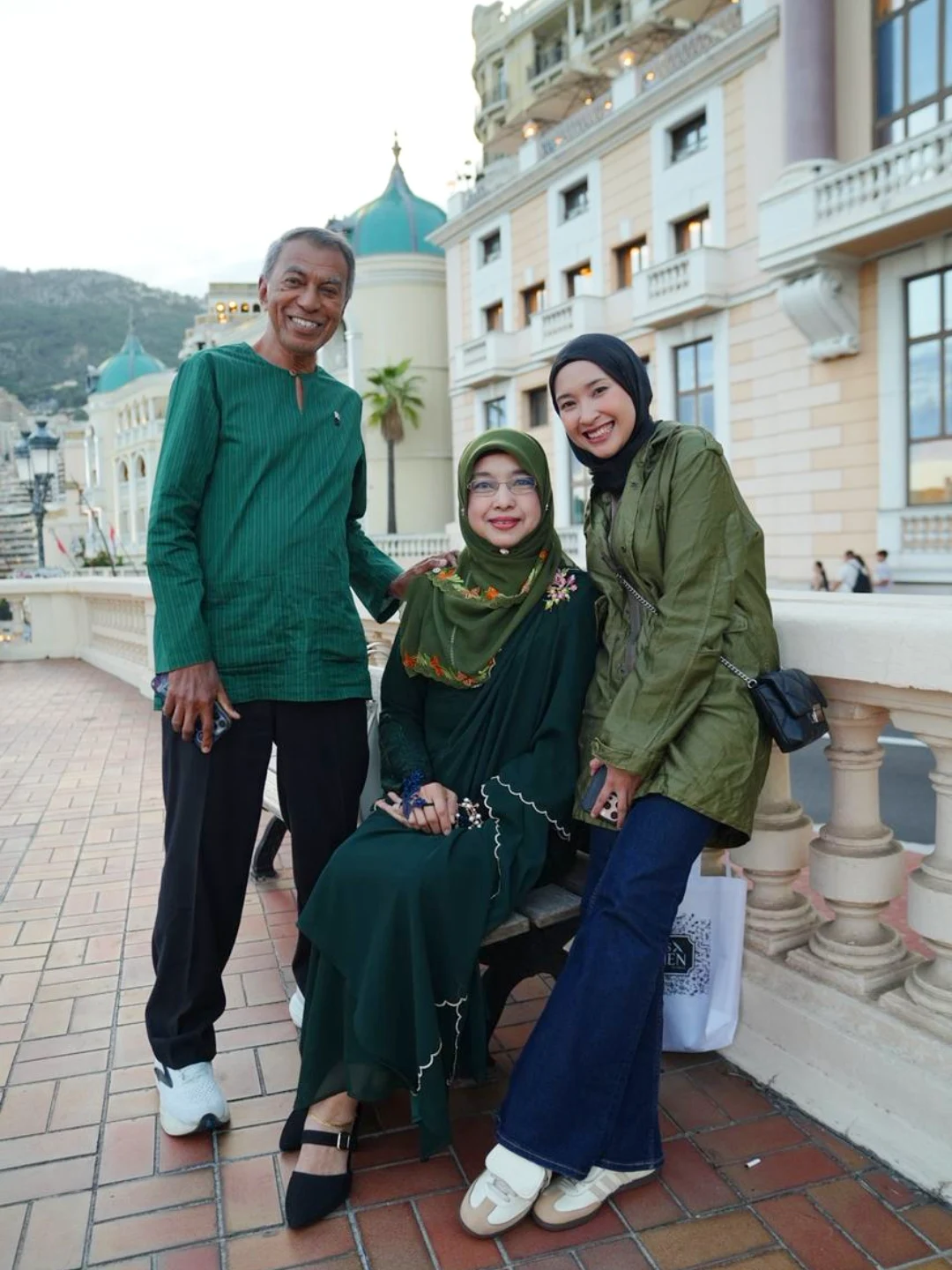 Di Rumah Pun Tetap Berhias Cantik Untuk Suami, Shariffah Mahani Cukup Jaga Penampilan Walau Usia 65!