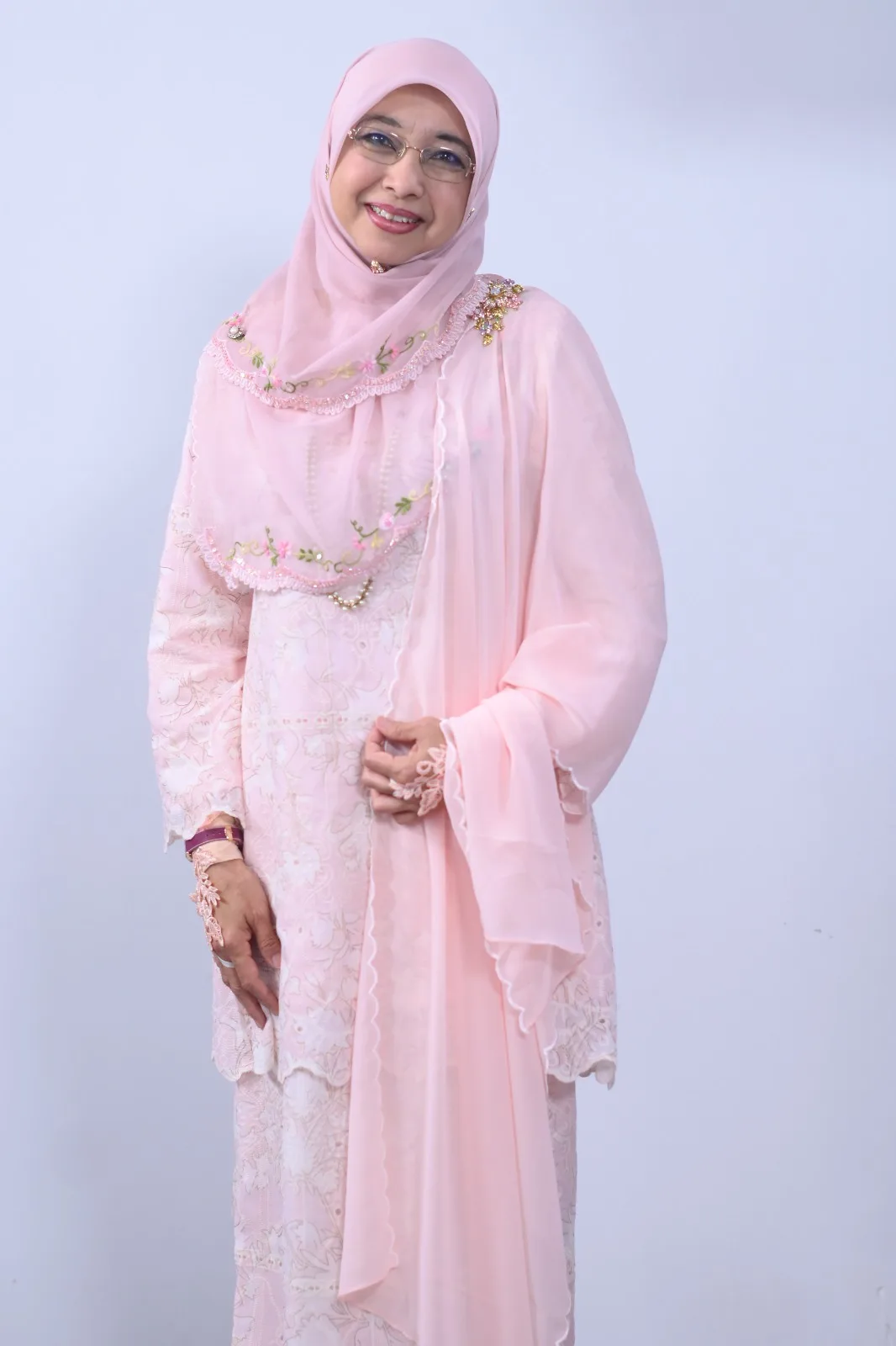 Di Rumah Pun Tetap Berhias Cantik Untuk Suami, Shariffah Mahani Cukup Jaga Penampilan Walau Usia 65!