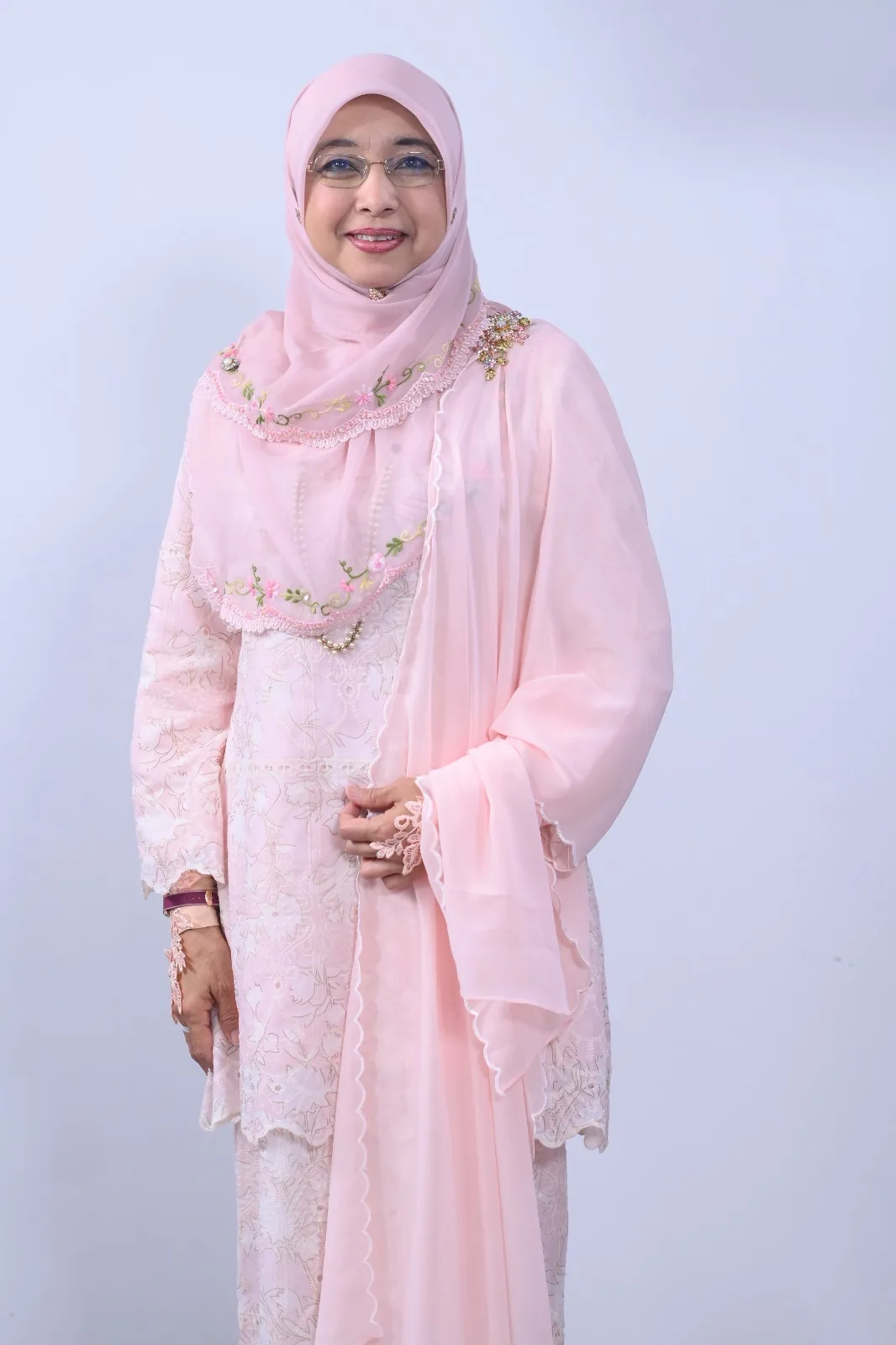 Di Rumah Pun Tetap Berhias Cantik Untuk Suami, Shariffah Mahani Cukup Jaga Penampilan Walau Usia 65!