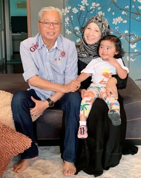 Datin Sri Muhaini Zainal Abidin Bahagia Sambut Hari Jadi ke-64 Dikelilingi Anak Cucu