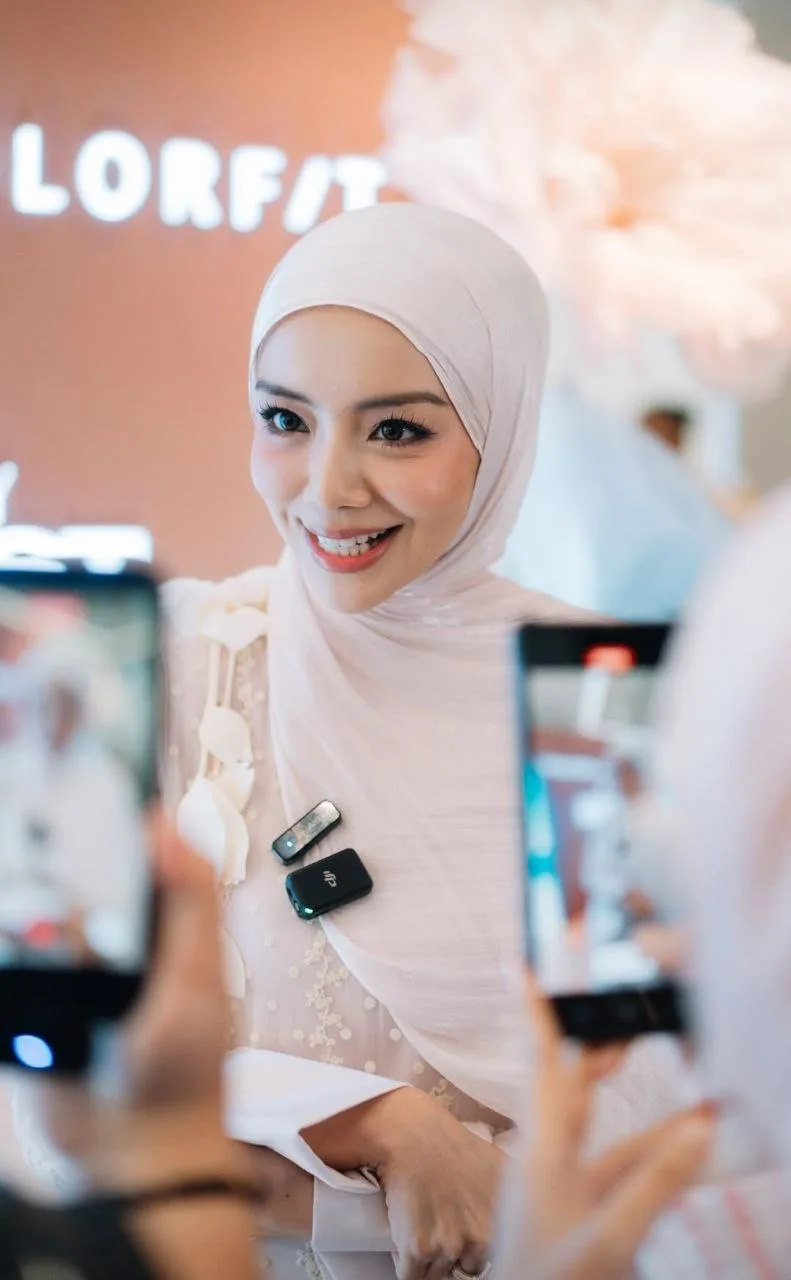 Selebriti Terkenal & Fesyen Jadi Ikutan, Mira Filzah Akui Mentua Datuk Mastura Lebih Pandai Bergaya, “Ibu Lagi Fesyen Daripada Saya”! 16 Selebriti Terkenal & Fesyen Jadi Ikutan, Mira Filzah Akui Mentua Datuk Mastura Lebih Pandai Bergaya, “Ibu Lagi Fesyen Daripada Saya”!