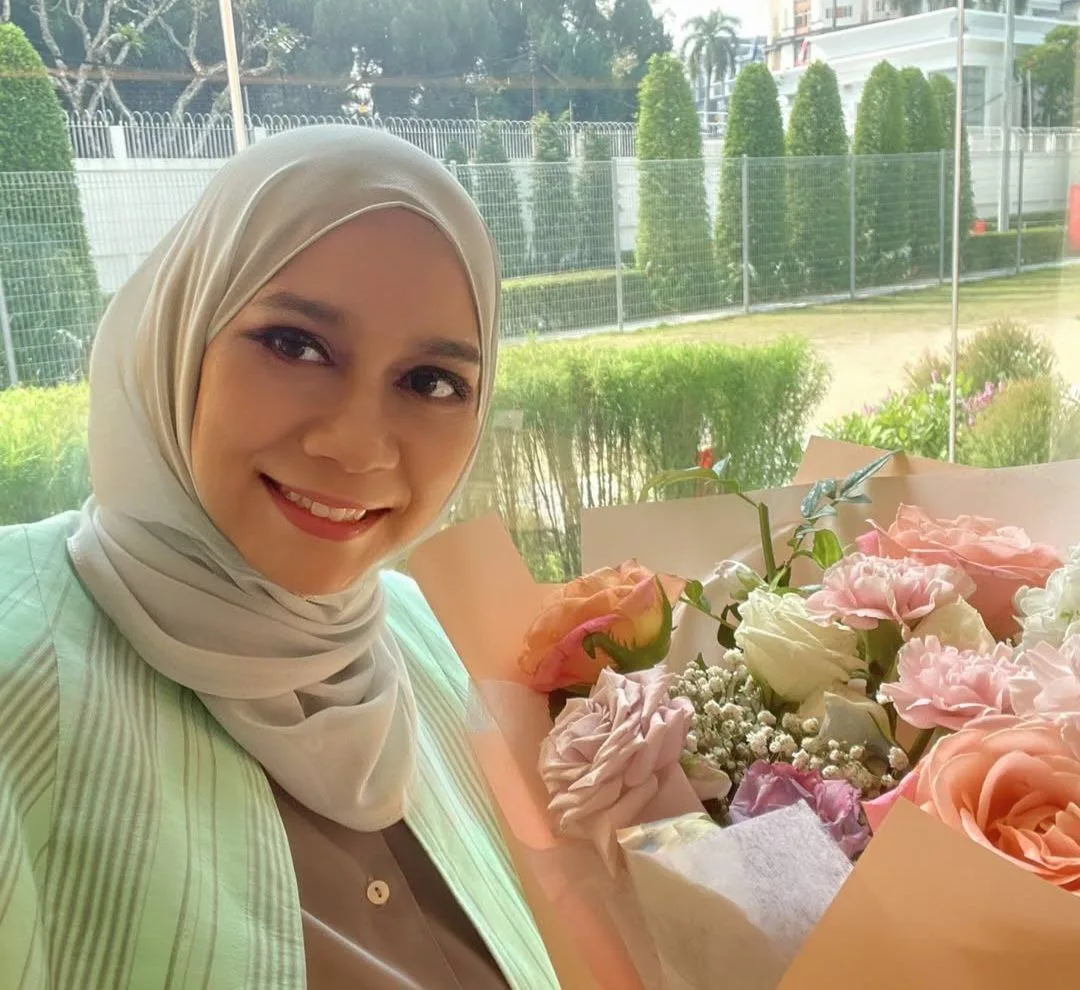 Selebriti Terkenal & Fesyen Jadi Ikutan, Mira Filzah Akui Mentua Datuk Mastura Lebih Pandai Bergaya, “Ibu Lagi Fesyen Daripada Saya”! 27 Selebriti Terkenal & Fesyen Jadi Ikutan, Mira Filzah Akui Mentua Datuk Mastura Lebih Pandai Bergaya, “Ibu Lagi Fesyen Daripada Saya”!