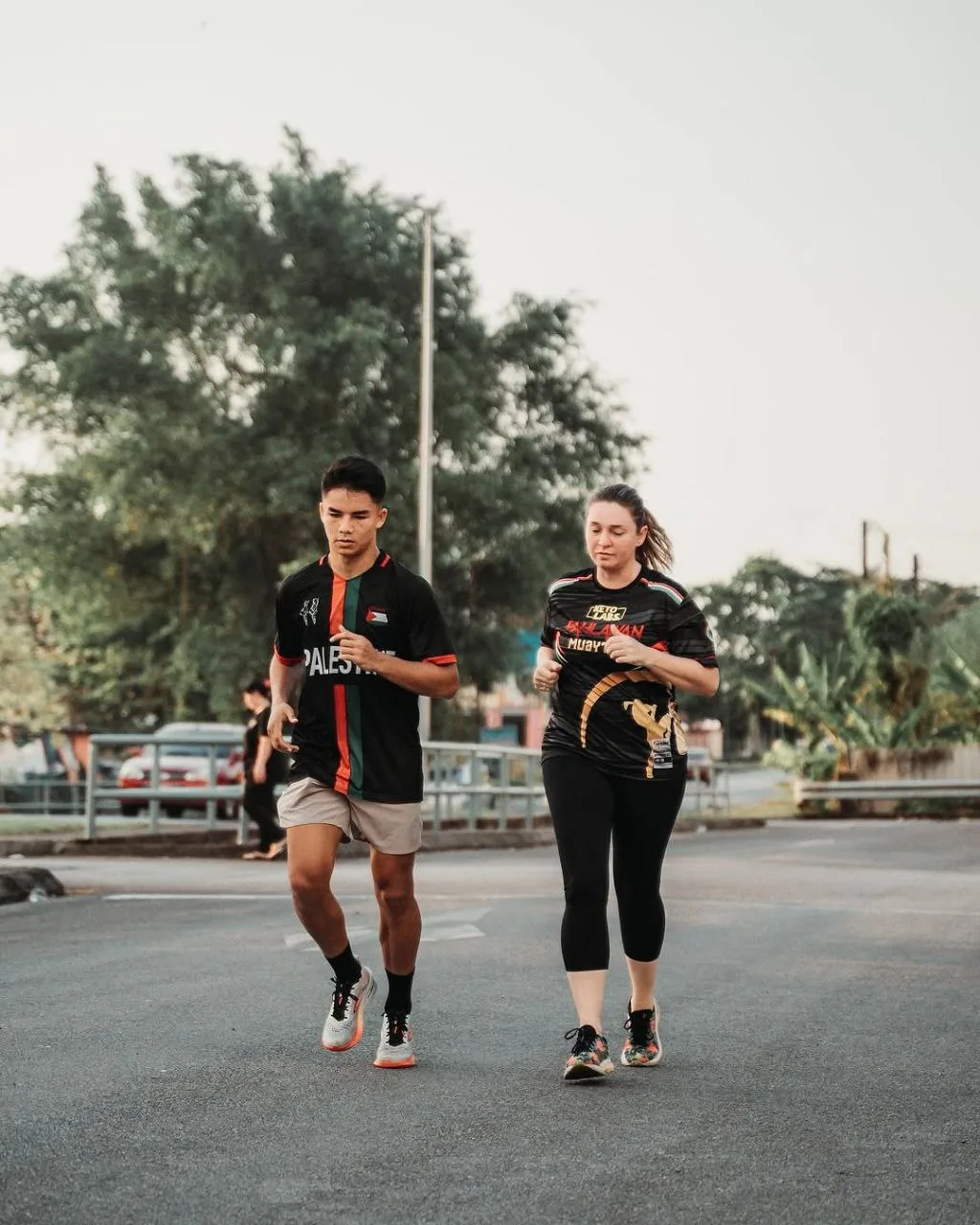 Pesona Ibu Johan Ghazali Asal Amerika, Jennana Johnson ‘Fit’ Usia 40an & Bekas Jaguh Muay Thai!