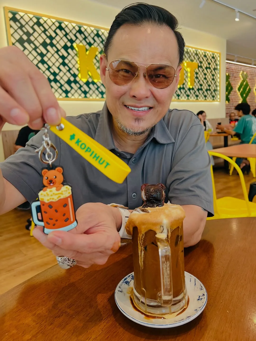 Miliki 12 Cawangan Kedai Kopi, Adam Corrie Terima Anugerah Tokoh Muallaf Atas Kejayaan Dalam Bisnes!