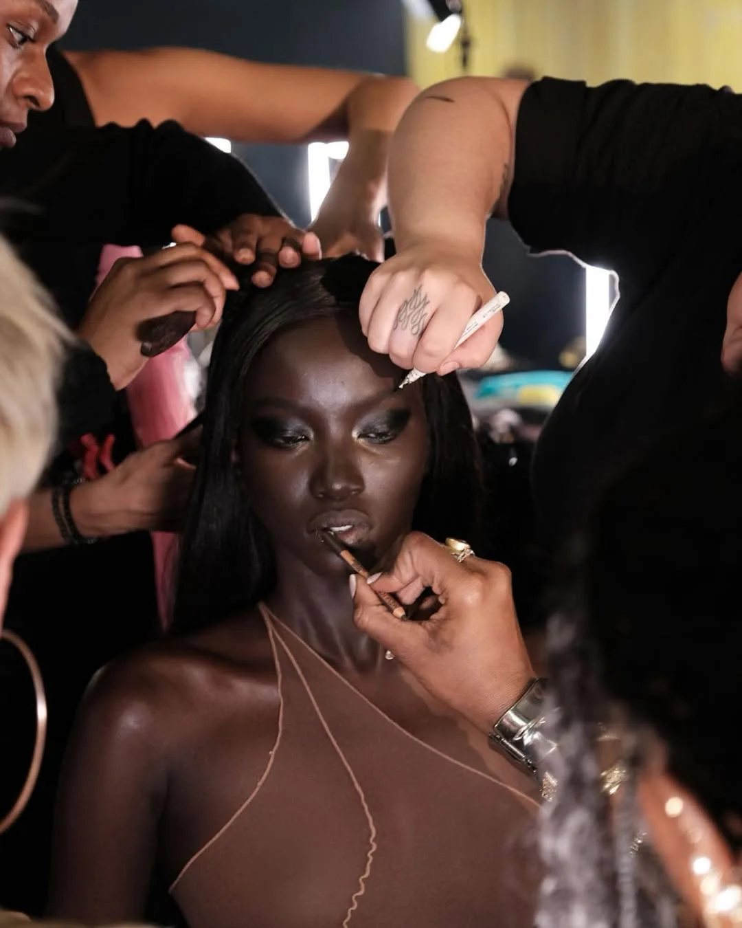 Anok Yai, Kenali Gadis Sudan & Supermodel Kulit Hitam Pertama Dinobatkan Model of the Year 2025