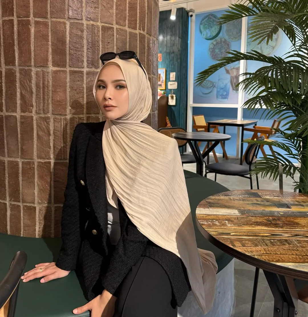 Usahawan Tudung & Ibu 3 Anak, Kejelitaan Leuniey Natasha Isteri Pemain Bola Sepak Ini Tarik Perhatian!