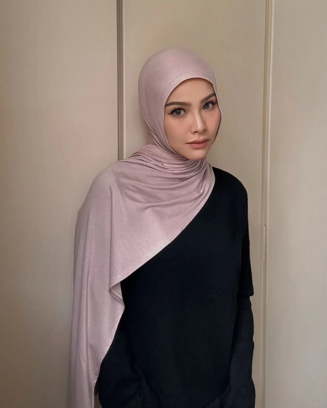 Usahawan Tudung & Ibu 3 Anak, Kejelitaan Leuniey Natasha Isteri Pemain Bola Sepak Ini Tarik Perhatian!