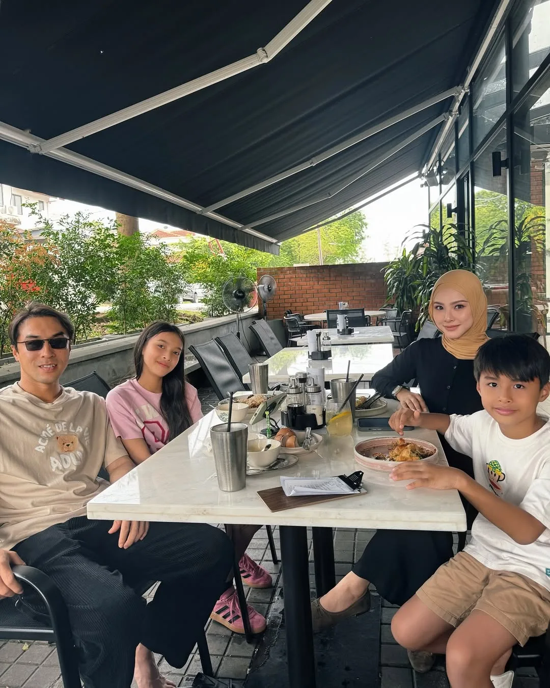 Usahawan Tudung & Ibu 3 Anak, Kejelitaan Leuniey Natasha Isteri Pemain Bola Sepak Ini Tarik Perhatian!