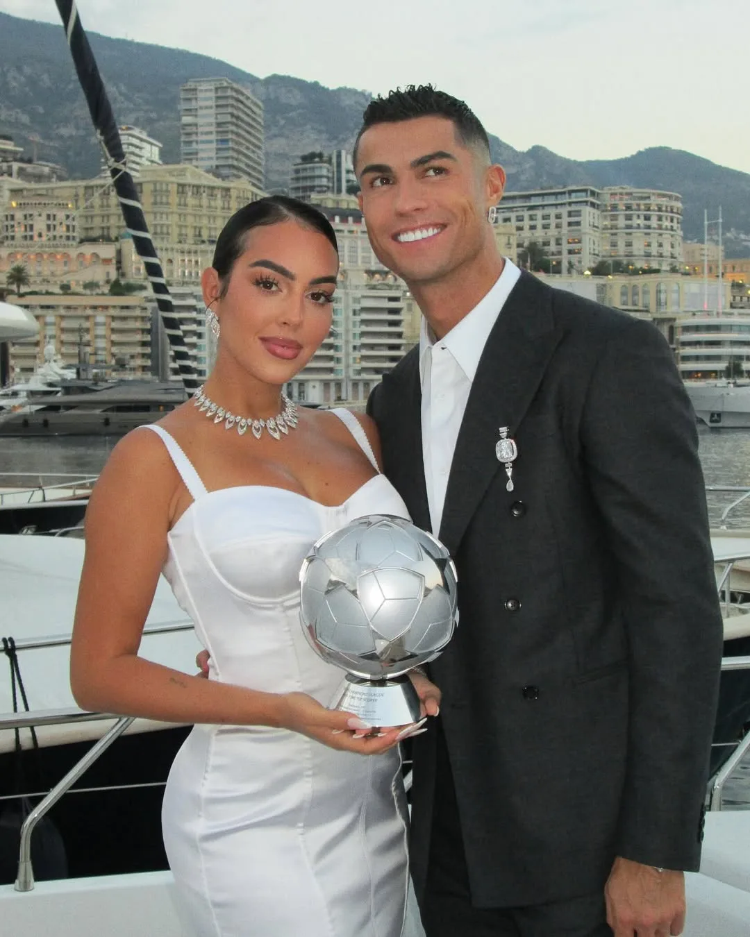Sisi Pemurah Georgina Ratu Hati Ronaldo, Walau Hidup Mewah Suka Kongsi Rezeki & Lawat Kanak-Kanak Di Hospital! 25 Sisi Pemurah Georgina Ratu Hati Ronaldo, Walau Hidup Mewah Suka Kongsi Rezeki & Lawat Kanak-Kanak Di Hospital!