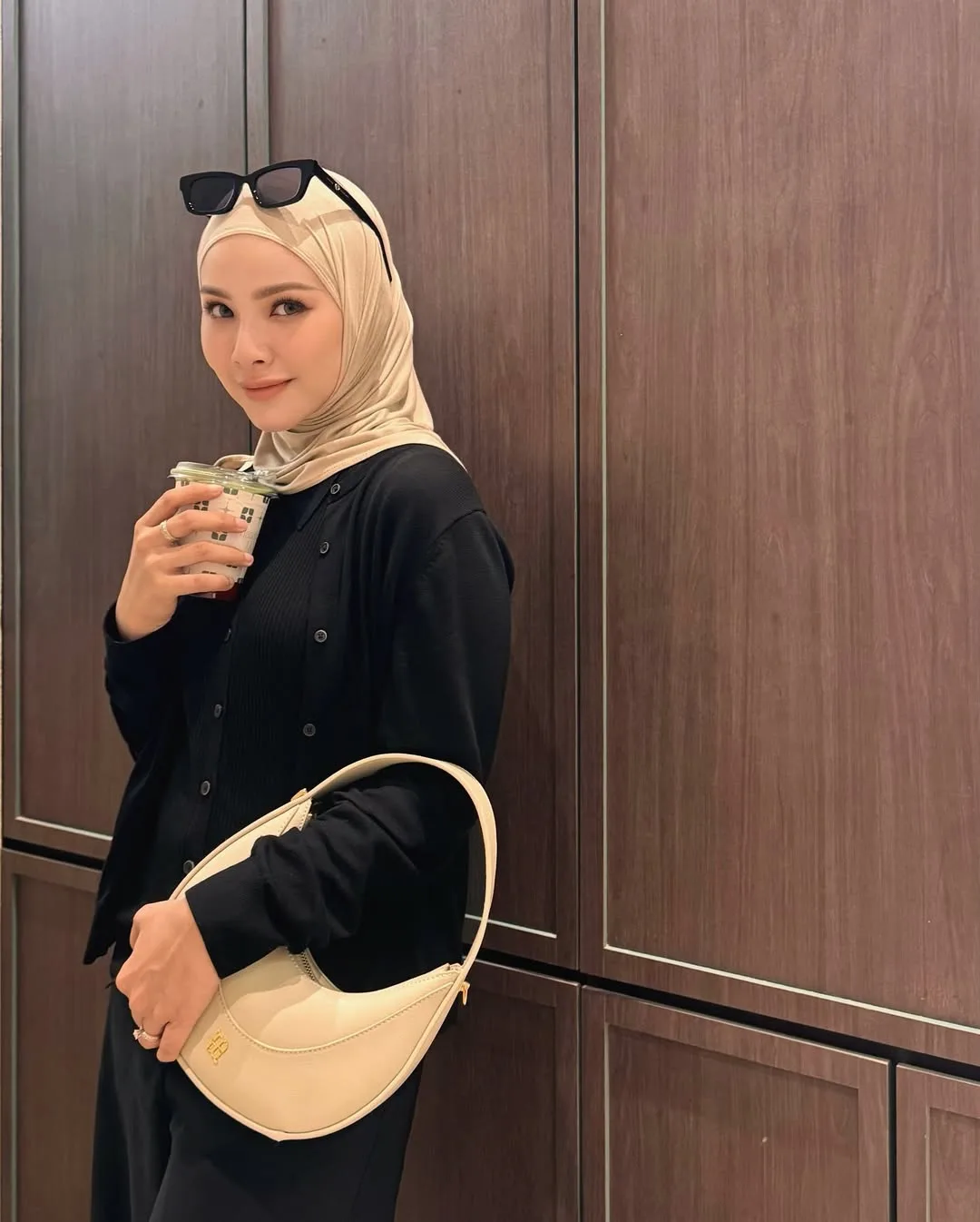 Usahawan Tudung & Ibu 3 Anak, Kejelitaan Leuniey Natasha Isteri Pemain Bola Sepak Ini Tarik Perhatian!