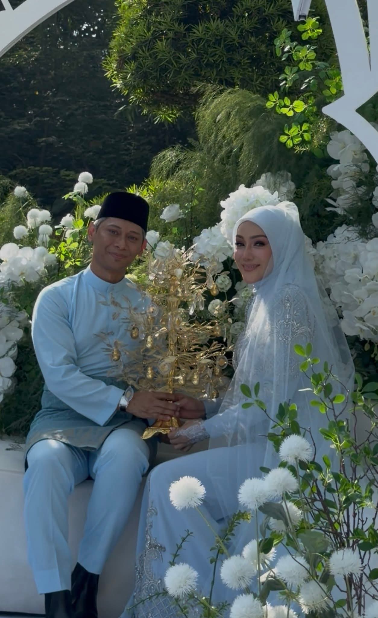 24 Dinar Emas Atau 102 Gram Jadi Mas Kahwin, ‘Sepohon’ Bunga Emas Jadi Tarikan ‘Wedding’ Erra Fazira & Mr E!