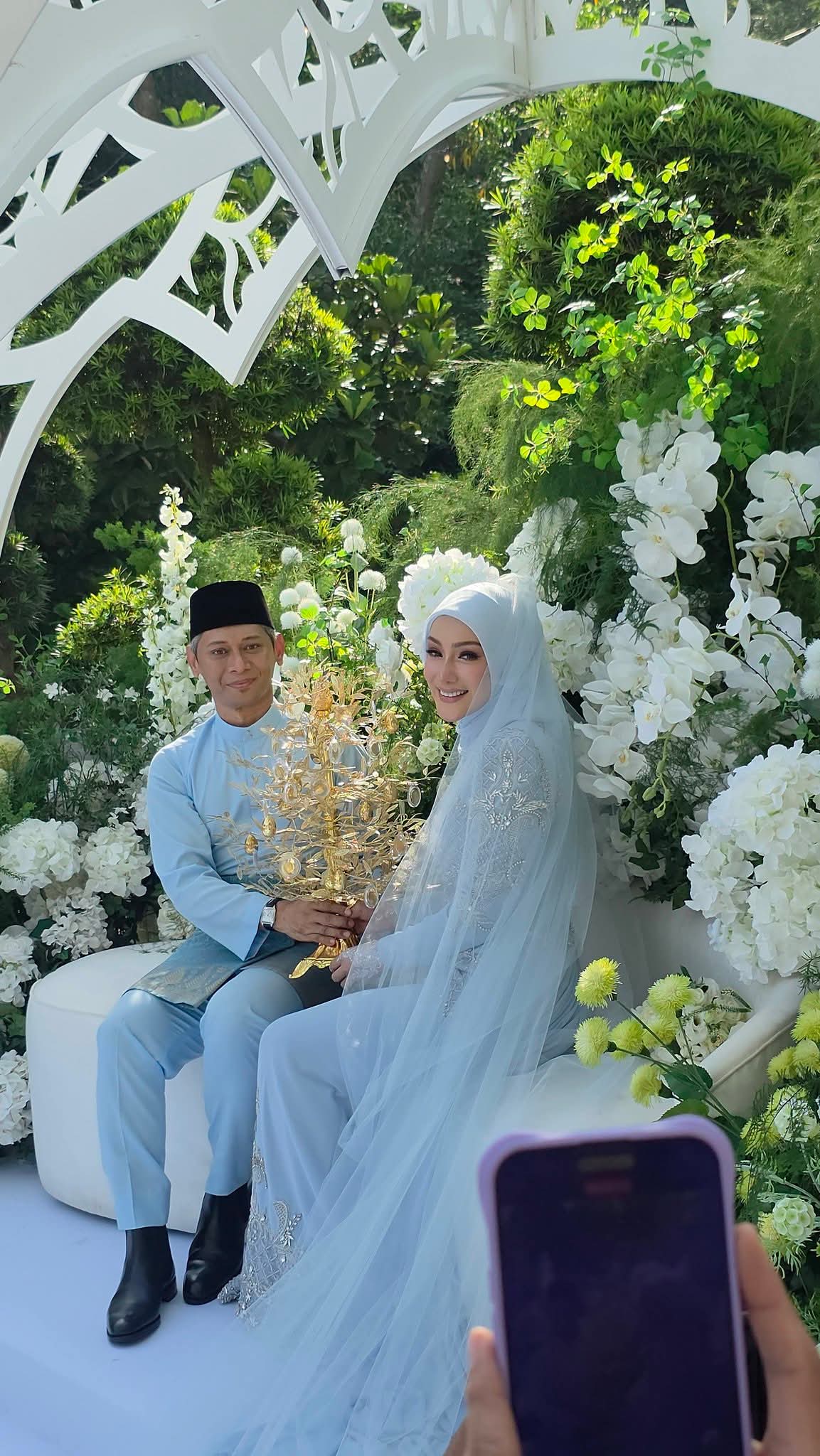 24 Dinar Emas Atau 102 Gram Jadi Mas Kahwin, ‘Sepohon’ Bunga Emas Jadi Tarikan ‘Wedding’ Erra Fazira & Mr E!