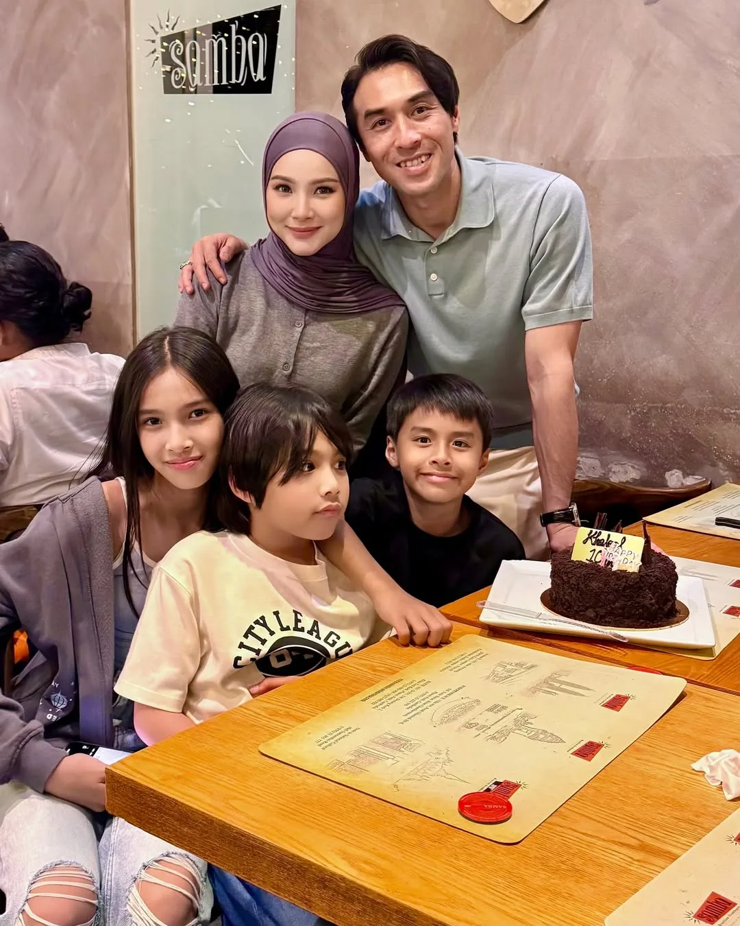 Usahawan Tudung & Ibu 3 Anak, Kejelitaan Leuniey Natasha Isteri Pemain Bola Sepak Ini Tarik Perhatian!