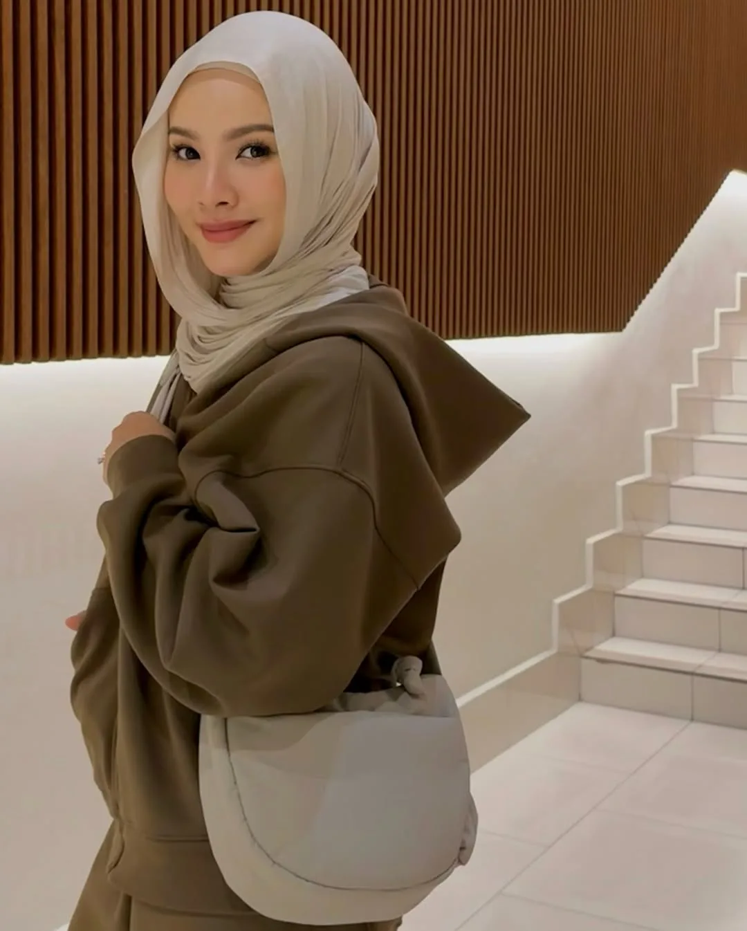 Usahawan Tudung & Ibu 3 Anak, Kejelitaan Leuniey Natasha Isteri Pemain Bola Sepak Ini Tarik Perhatian!