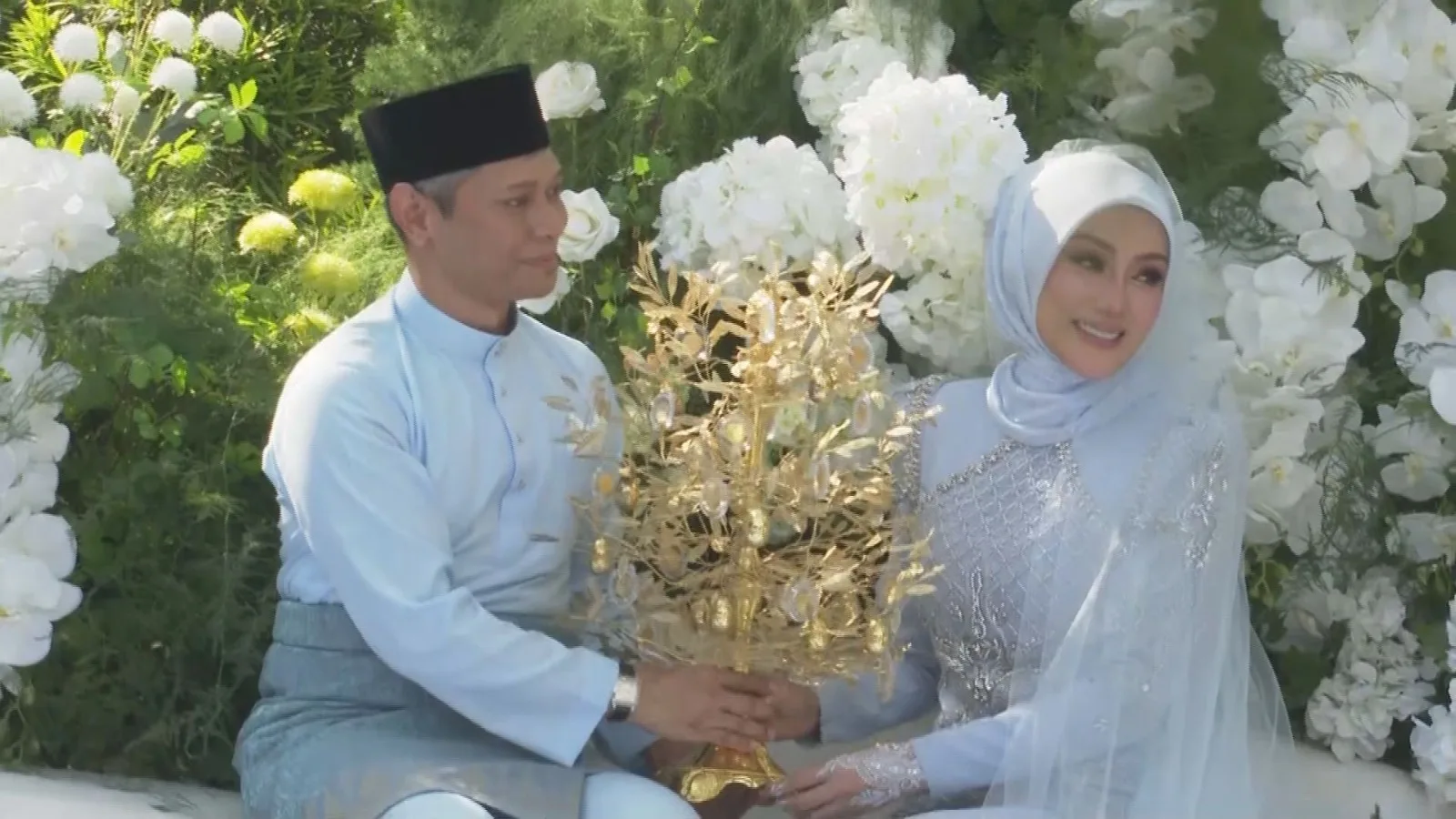 24 Dinar Emas Atau 102 Gram Jadi Mas Kahwin, ‘Sepohon’ Bunga Emas Jadi Tarikan ‘Wedding’ Erra Fazira & Mr E!