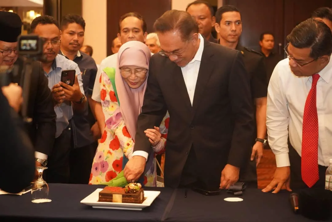 Dato' Seri Dr Wan Azizah Sambut Ulang Tahun ke-73, PMX Titip Ucapan 'Sweet' Buat Isteri! 7 Dato’ Seri Dr Wan Azizah Sambut Ulang Tahun ke-73, PMX Titip Ucapan ‘Sweet’ Buat Isteri!