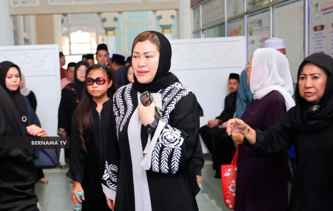 15 Tahun Kongsi Suka Duka Rumah Tangga, Esakan Tangisan Datin Seri Zizie Tatap Arwah Suami Undang Sebak!