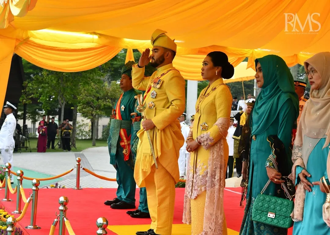 Ayu Berkebaya Songket Labuh, RMS Bahagia Datin Paduka Seri Afzaa Fadini Di Sisi Sempena Hari Keputeraan Sultan Selangor!